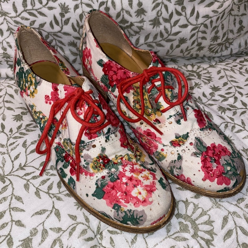 Shoe Dazzle Floral‎ Lace-Up Flirty Oxford Flats in Red and Green